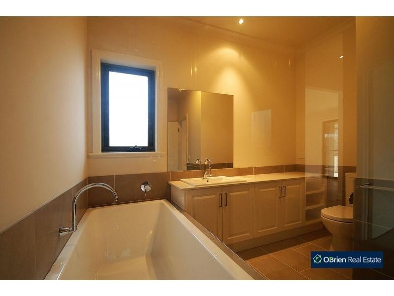 Unit 2/14-16 Avard Court, Berwick VIC 3806