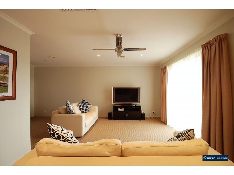 4 Chesterfield Drive, Narre Warren South VIC 3805
