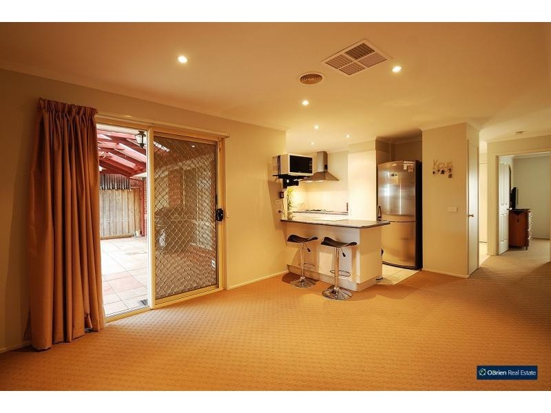4 Chesterfield Drive, Narre Warren South VIC 3805