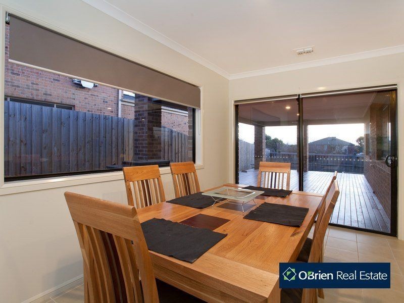 11 Cambridge Drive, Berwick VIC 3806