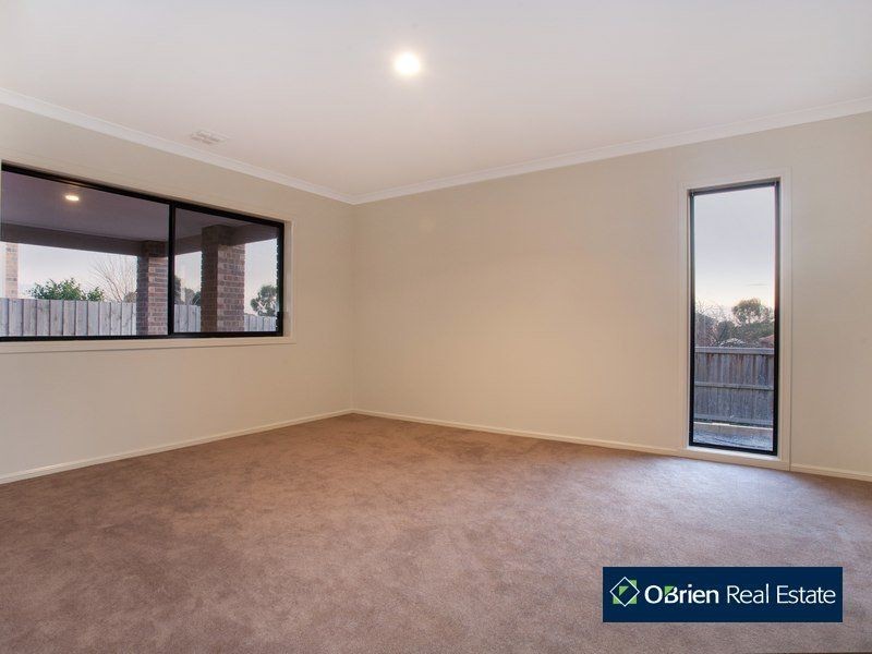 11 Cambridge Drive, Berwick VIC 3806
