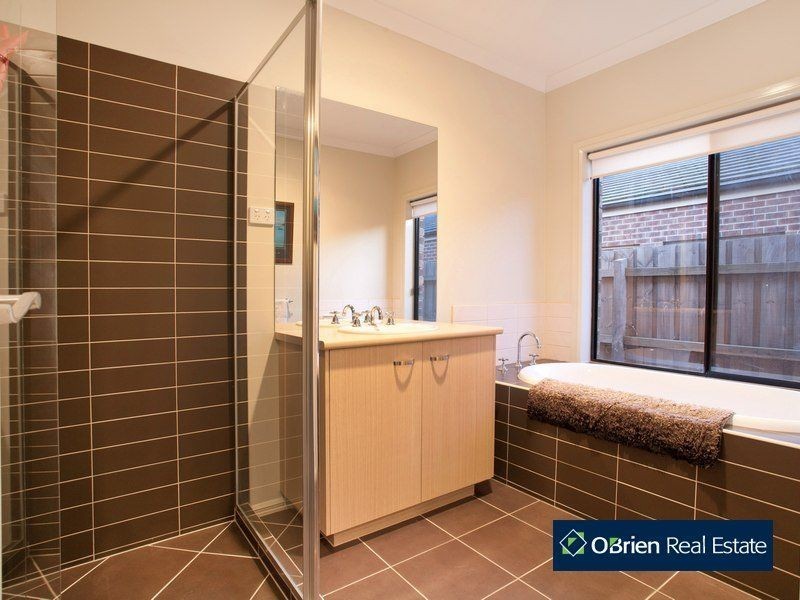 11 Cambridge Drive, Berwick VIC 3806