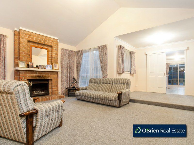 13 Loganberry Close, Cranbourne North VIC 3977