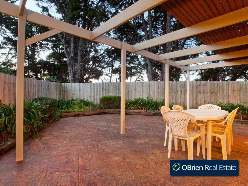 13 Loganberry Close, Cranbourne North VIC 3977