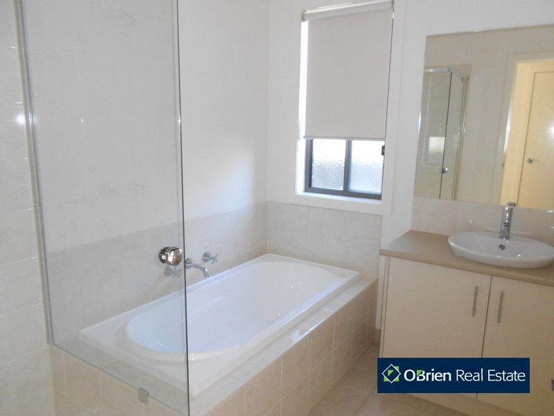 6 Ciliata Street, Cranbourne North VIC 3977