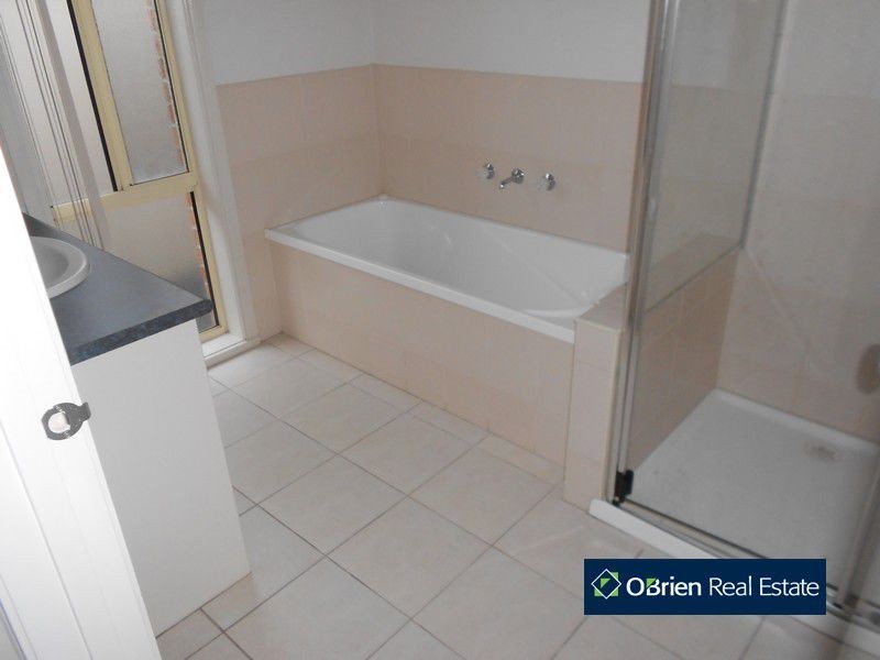 7 Wonboyn Close, Pakenham VIC 3810