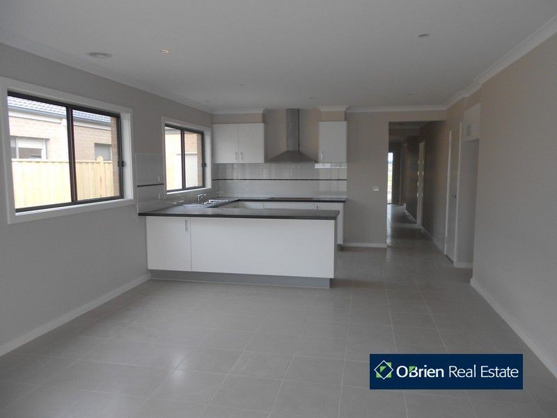 10 Howe Way, Cranbourne North VIC 3977