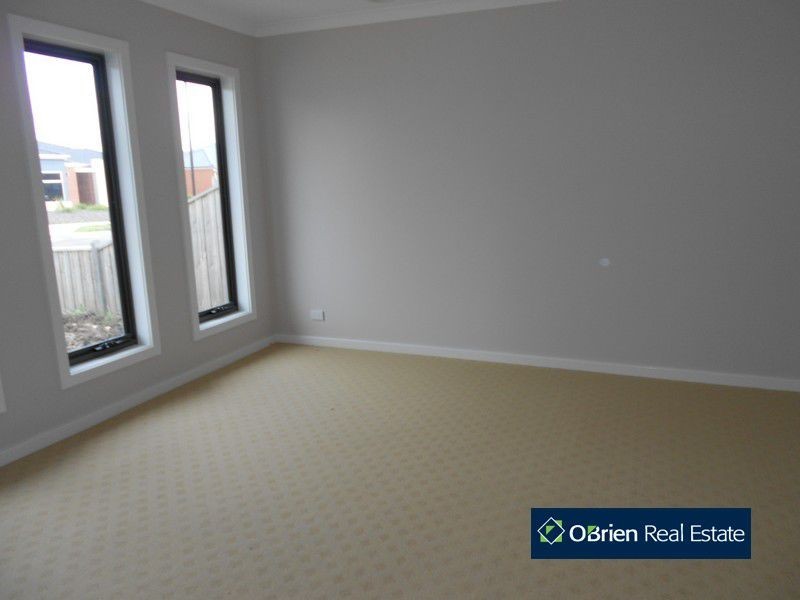 10 Howe Way, Cranbourne North VIC 3977