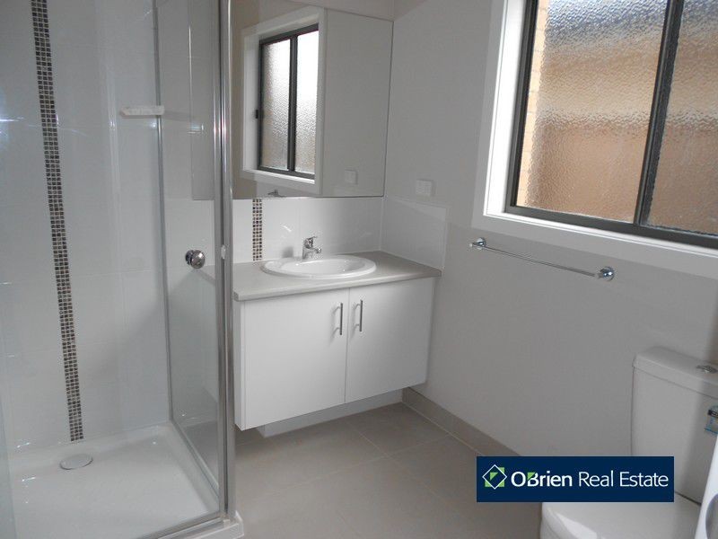 10 Howe Way, Cranbourne North VIC 3977