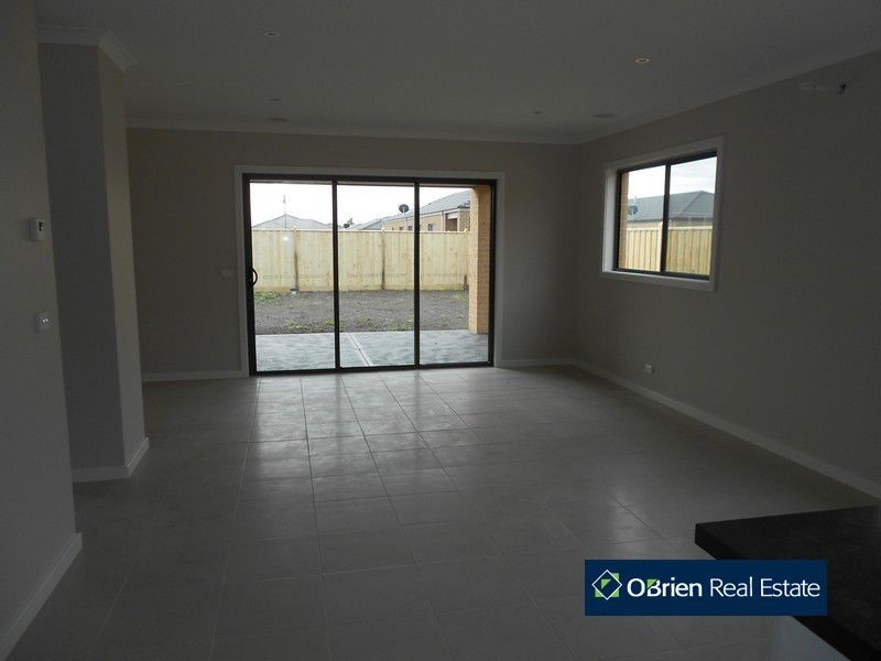 10 Howe Way, Cranbourne North VIC 3977