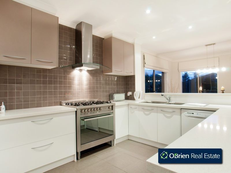 4 Greenfield Court, Cranbourne North VIC 3977