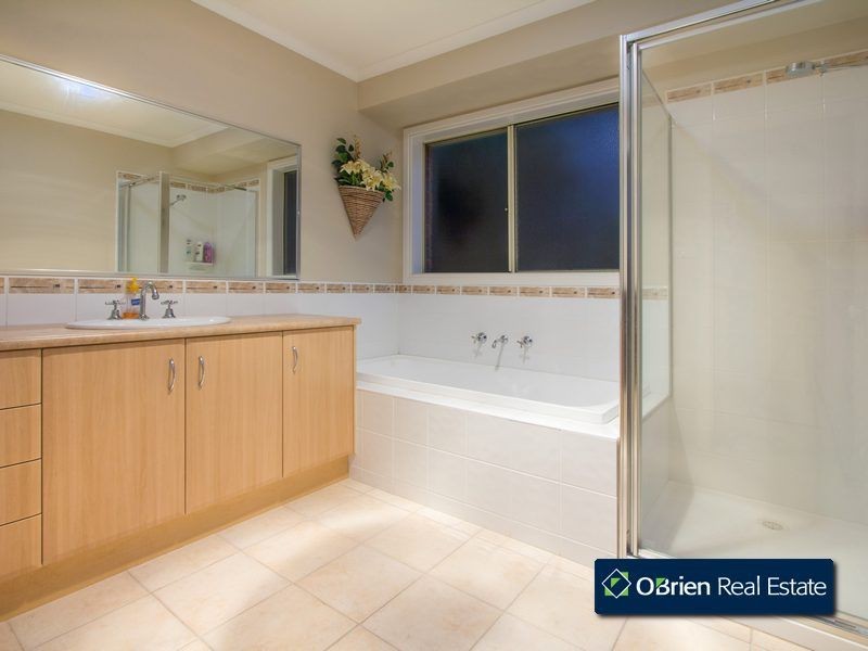14 Mathoura Court, Berwick VIC 3806