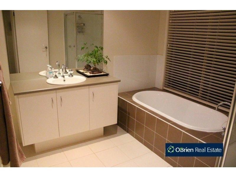 17 Silverwattle Drive, Lyndhurst VIC 3975