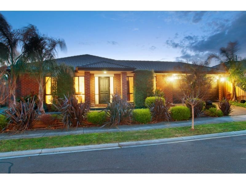 16 Lisburn Way, Berwick VIC 3806