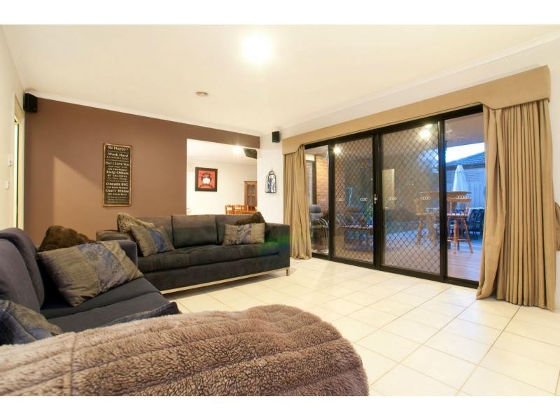16 Lisburn Way, Berwick VIC 3806