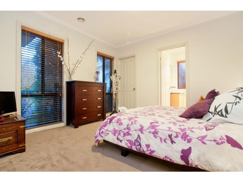 16 Lisburn Way, Berwick VIC 3806