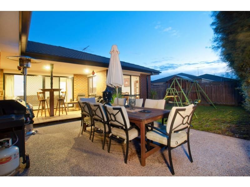 16 Lisburn Way, Berwick VIC 3806