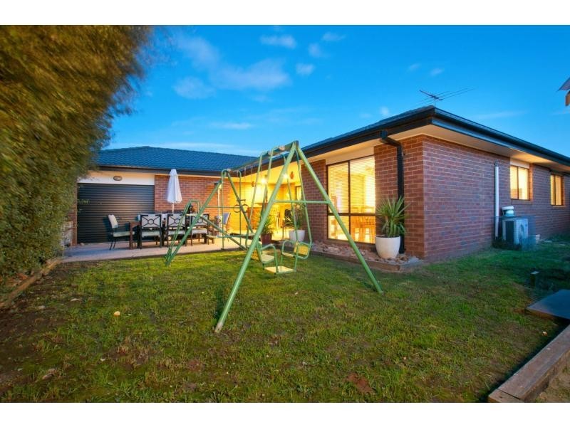 16 Lisburn Way, Berwick VIC 3806