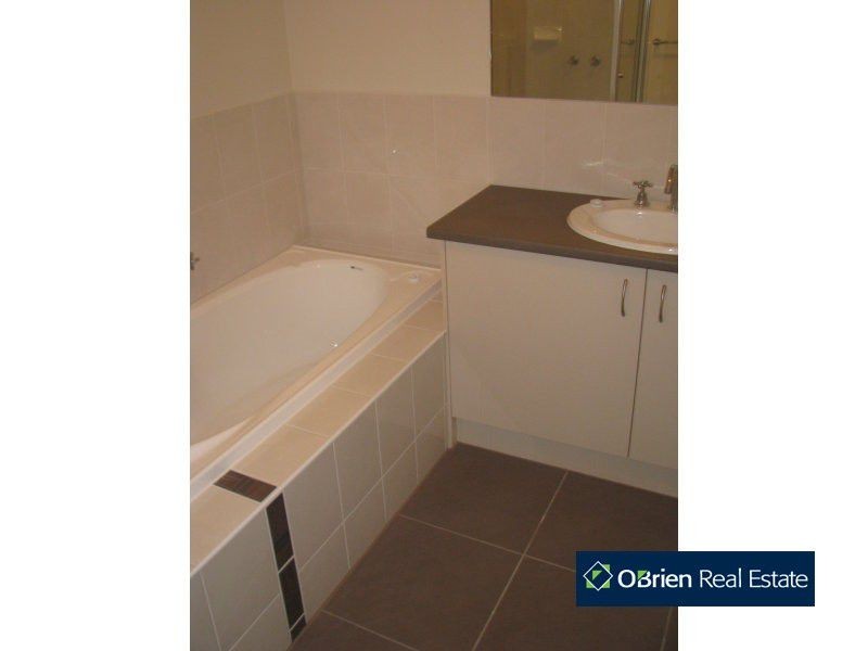 14 Harlesden Circuit, Pakenham VIC 3810