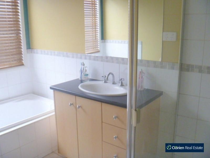 11 Chatswood Drive, Narre Warren South VIC 3805