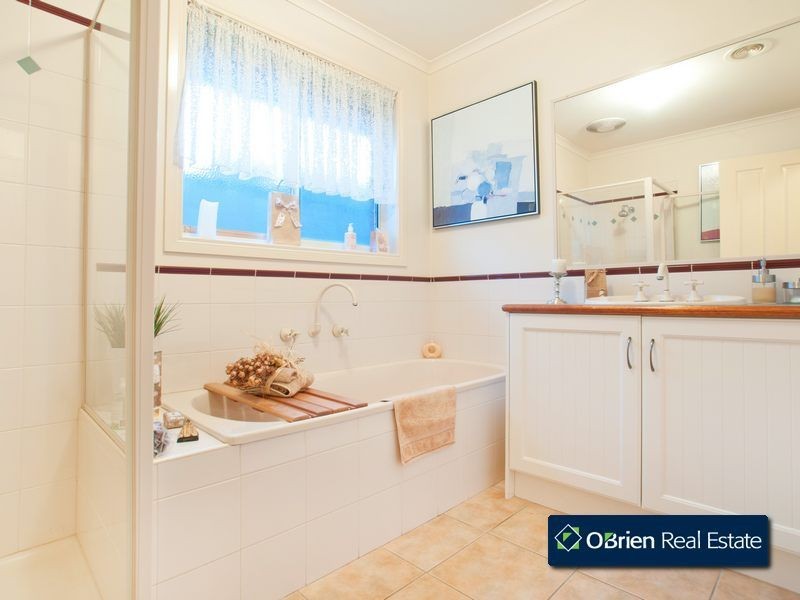 13 Genoa Grove, Pakenham VIC 3810