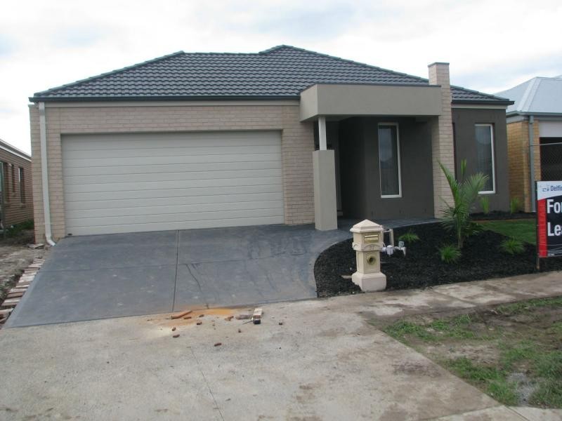 37 Moore Mews, Pakenham VIC 3810