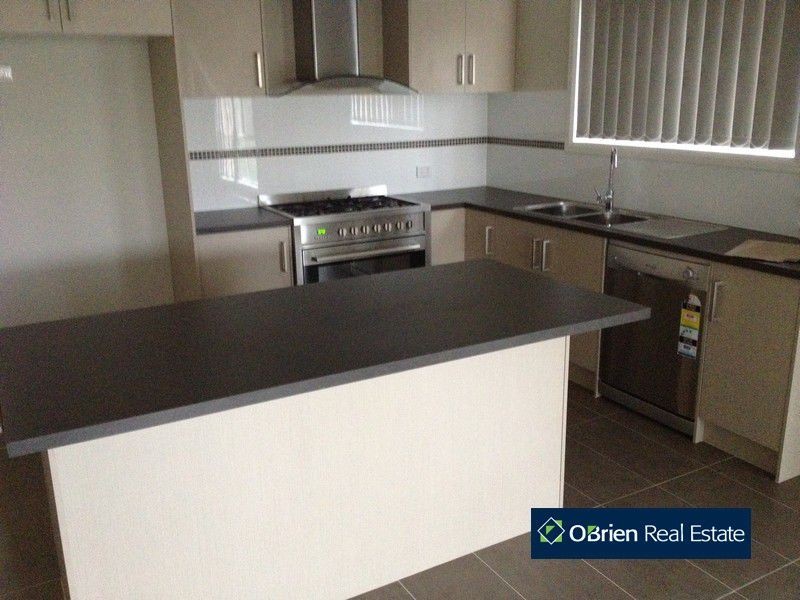 37 Moore Mews, Pakenham VIC 3810