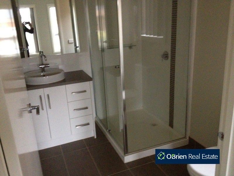 37 Moore Mews, Pakenham VIC 3810