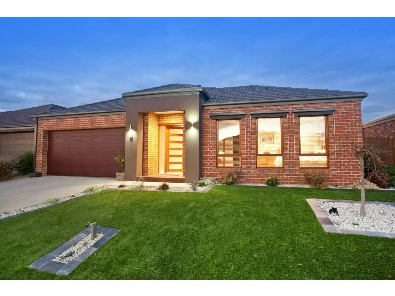 6 Lakeside Drive, Berwick VIC 3806