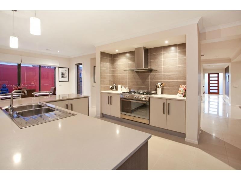 6 Lakeside Drive, Berwick VIC 3806