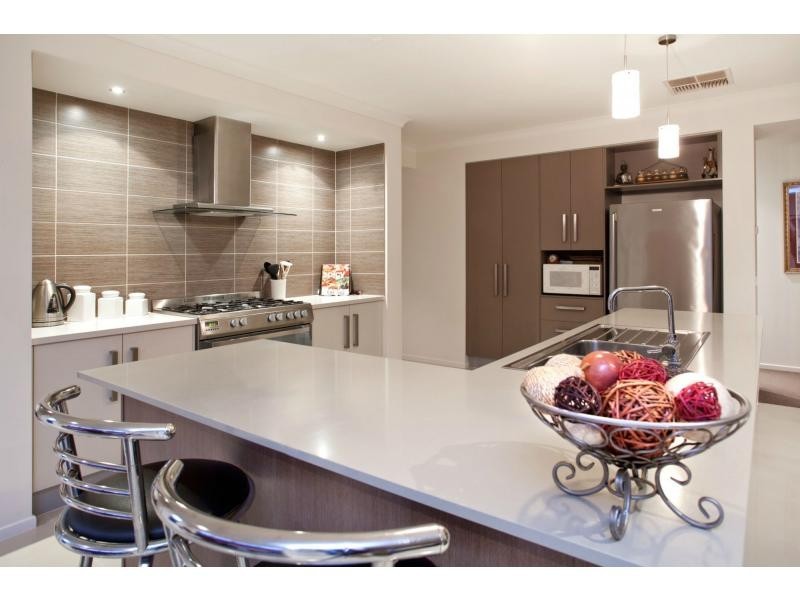 6 Lakeside Drive, Berwick VIC 3806