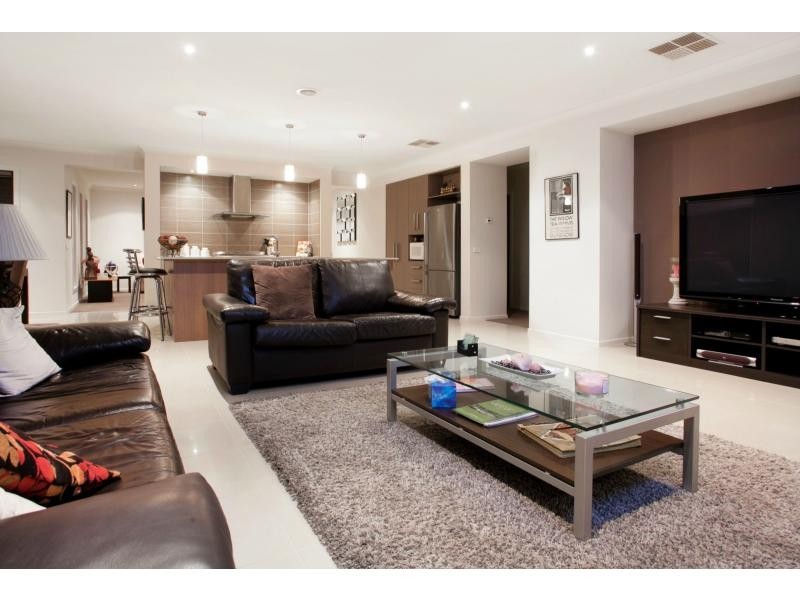 6 Lakeside Drive, Berwick VIC 3806