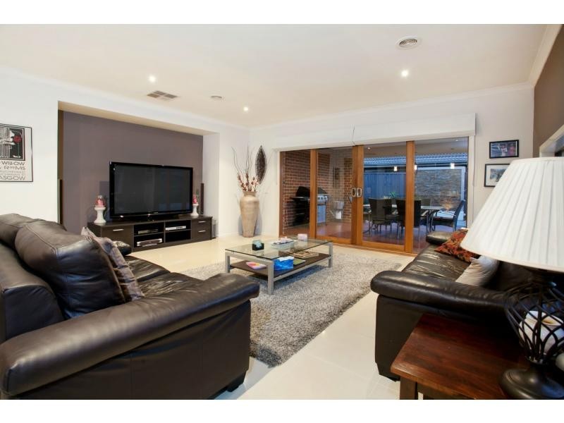 6 Lakeside Drive, Berwick VIC 3806