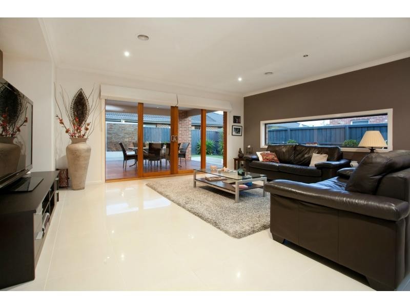 6 Lakeside Drive, Berwick VIC 3806