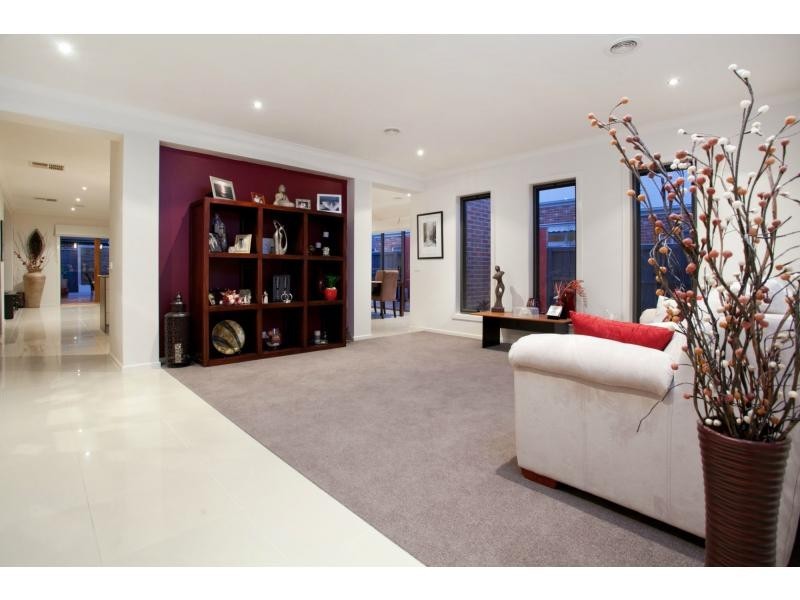 6 Lakeside Drive, Berwick VIC 3806