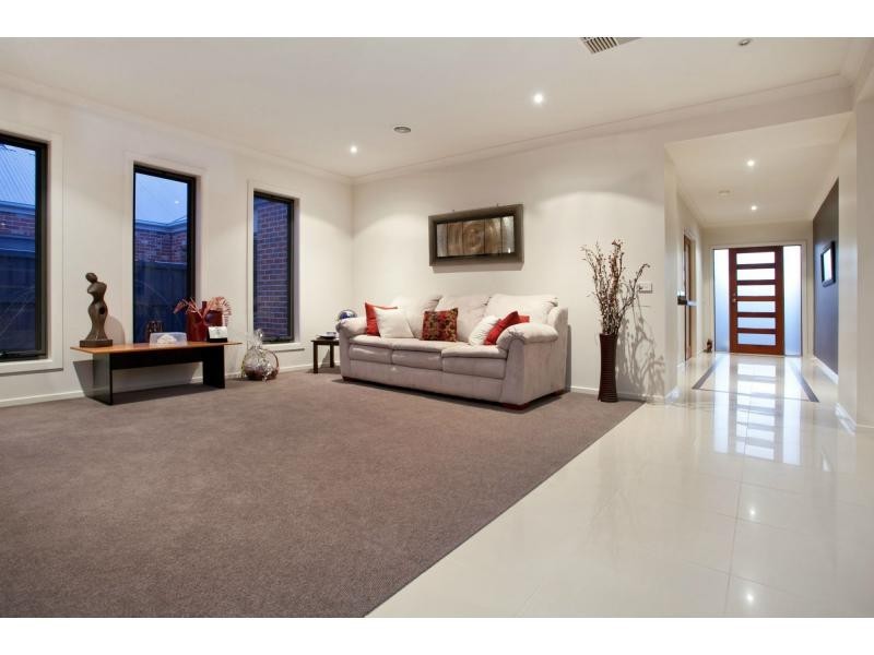 6 Lakeside Drive, Berwick VIC 3806