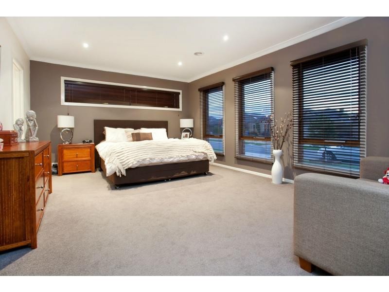 6 Lakeside Drive, Berwick VIC 3806