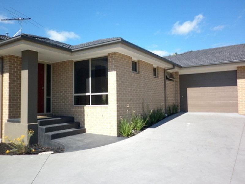 4/55-57 Strathaven Drive, Berwick VIC 3806