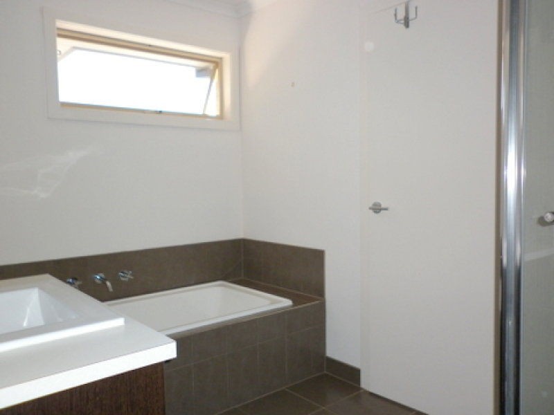 4/55-57 Strathaven Drive, Berwick VIC 3806