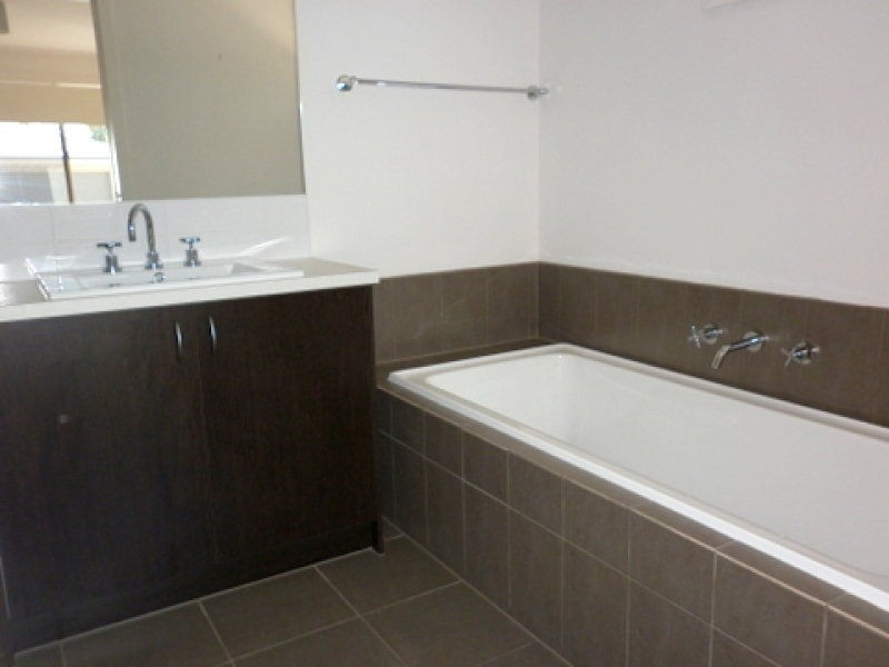 4/55-57 Strathaven Drive, Berwick VIC 3806