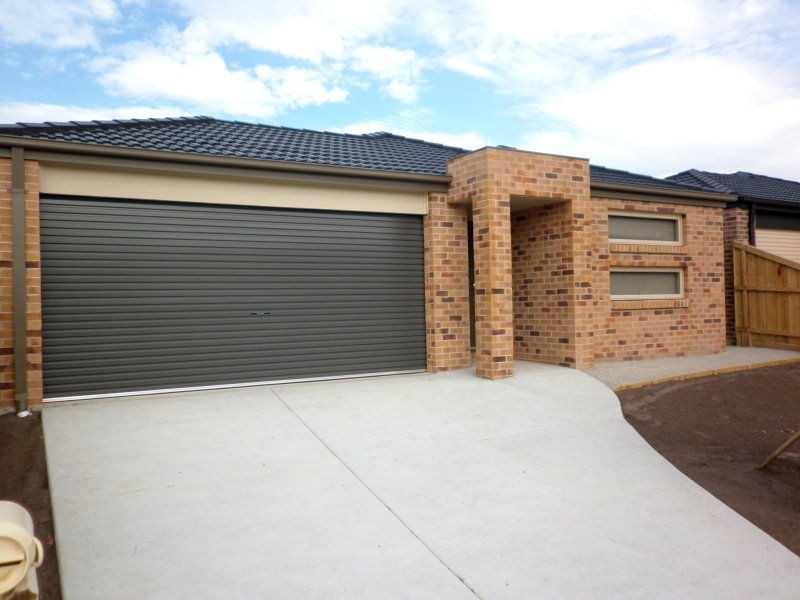 10 Snowdonia Road, Cranbourne North VIC 3977