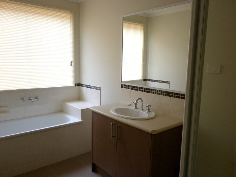 10 Snowdonia Road, Cranbourne North VIC 3977