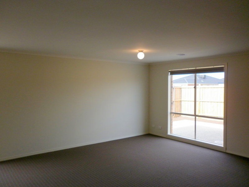 10 Snowdonia Road, Cranbourne North VIC 3977