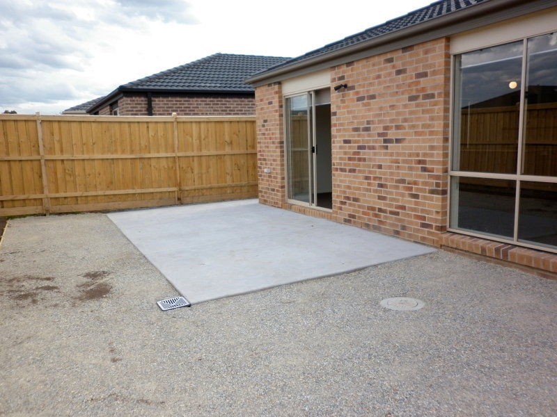 10 Snowdonia Road, Cranbourne North VIC 3977
