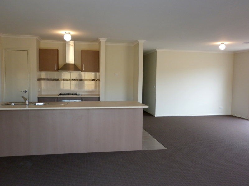 10 Snowdonia Road, Cranbourne North VIC 3977