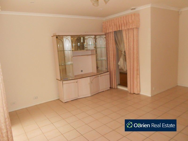 2 Cottswold Avenue, Narre Warren VIC 3805