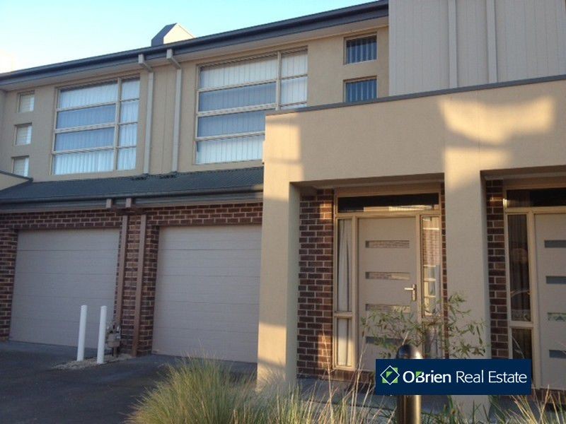 5/16-20 Honeysuckle Close, Pakenham VIC 3810