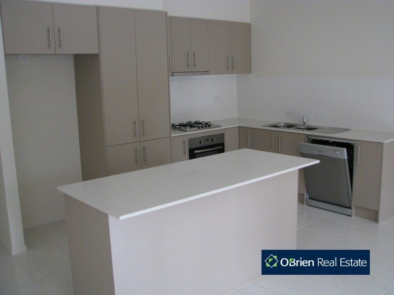 5/16-20 Honeysuckle Close, Pakenham VIC 3810