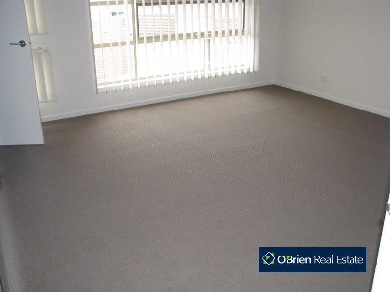 5/16-20 Honeysuckle Close, Pakenham VIC 3810