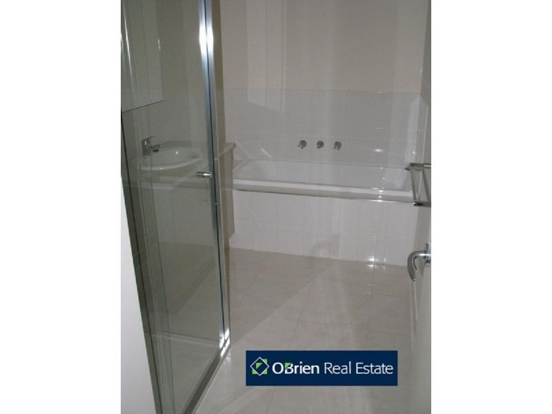 5/16-20 Honeysuckle Close, Pakenham VIC 3810